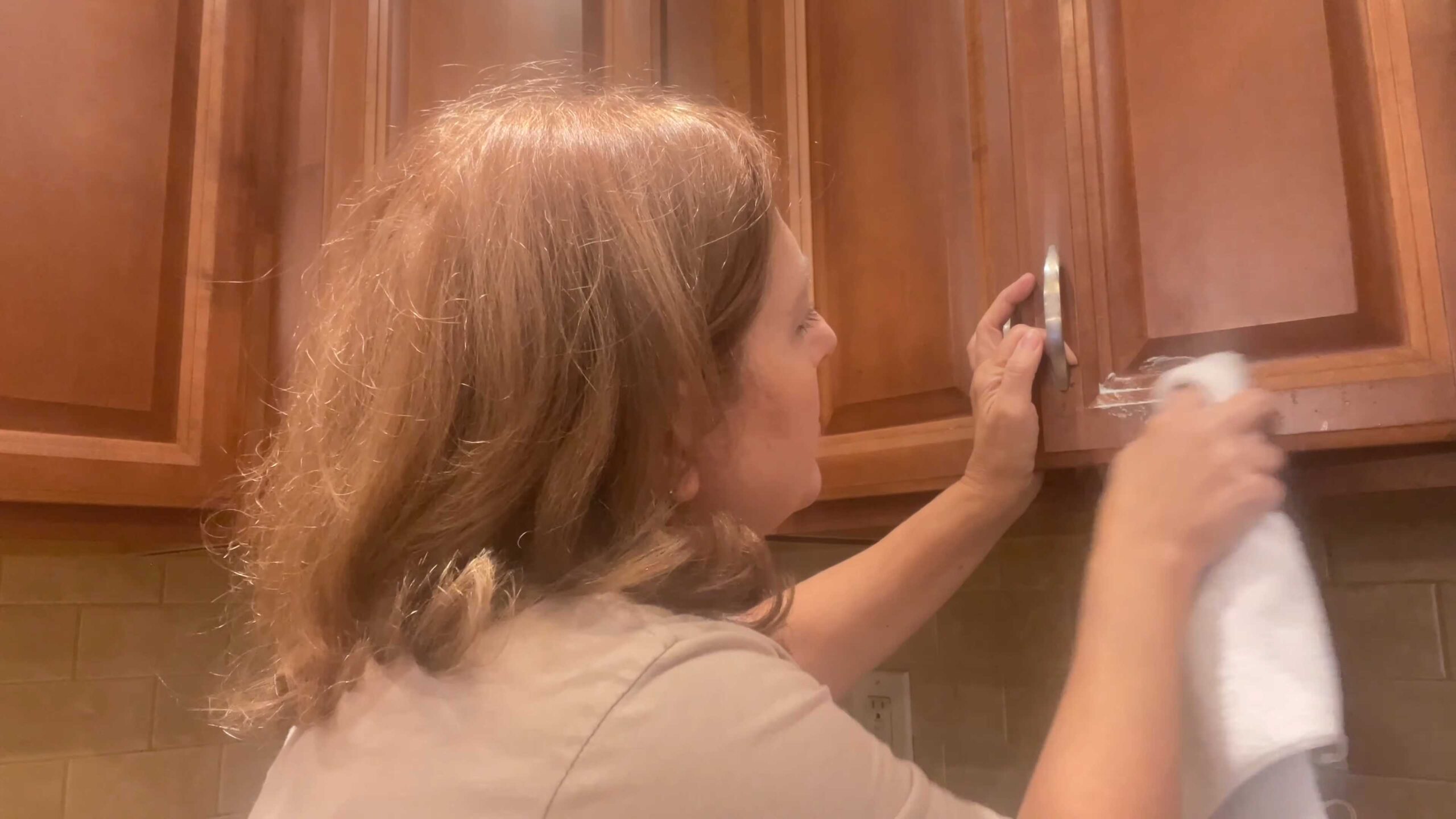 Clean greasy kitchen cabinets