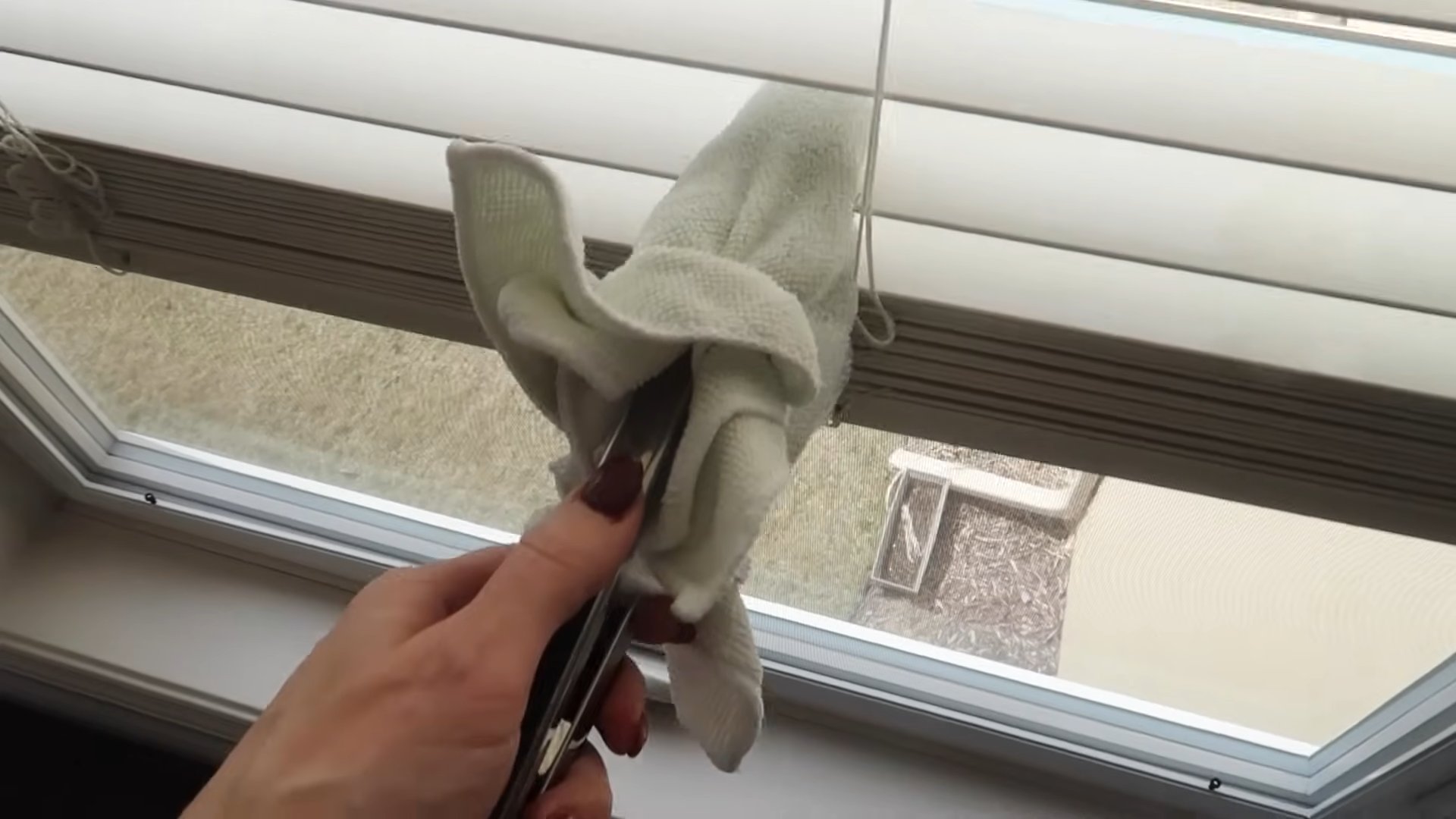 Clean blinds with tongs