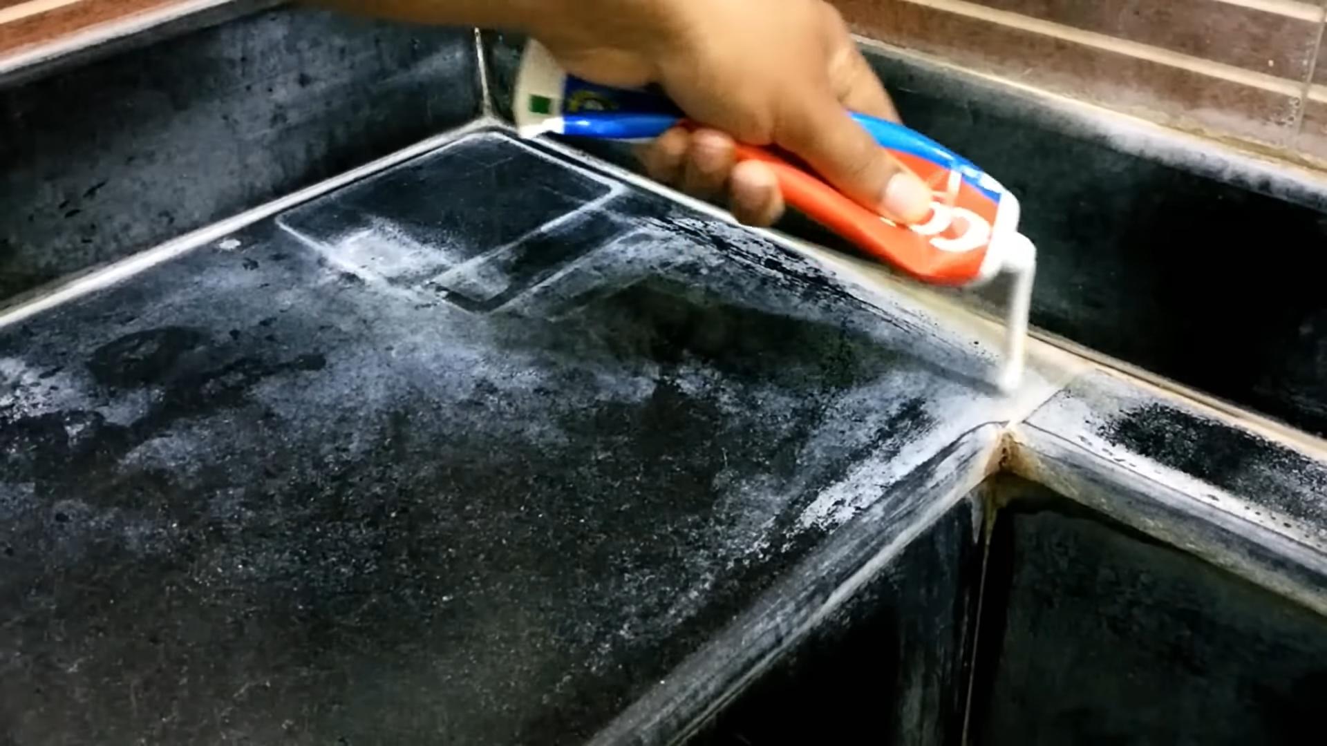 Toothpaste remove salt water stains